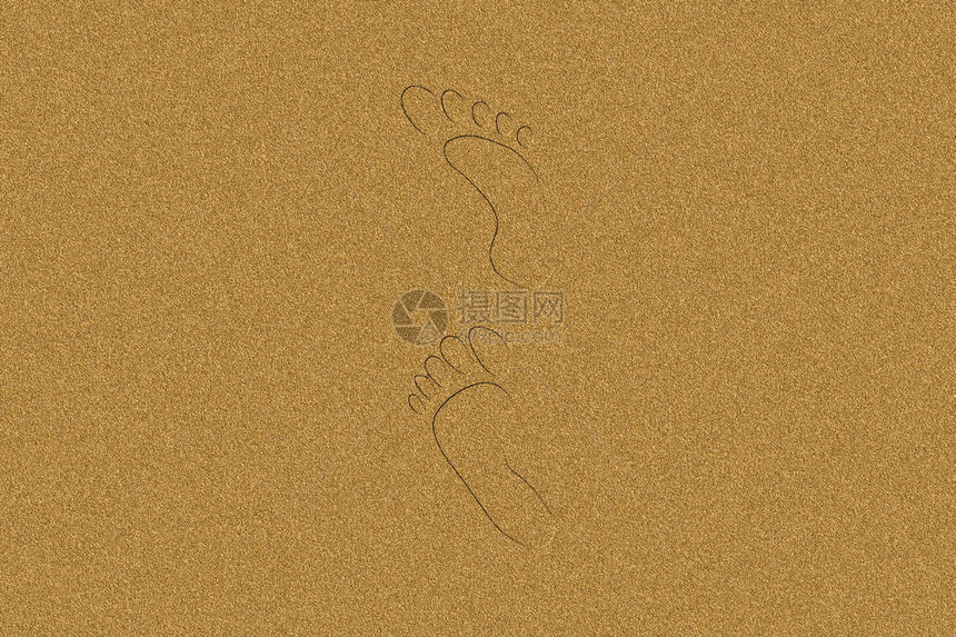 金色沙滩上的脚印图片