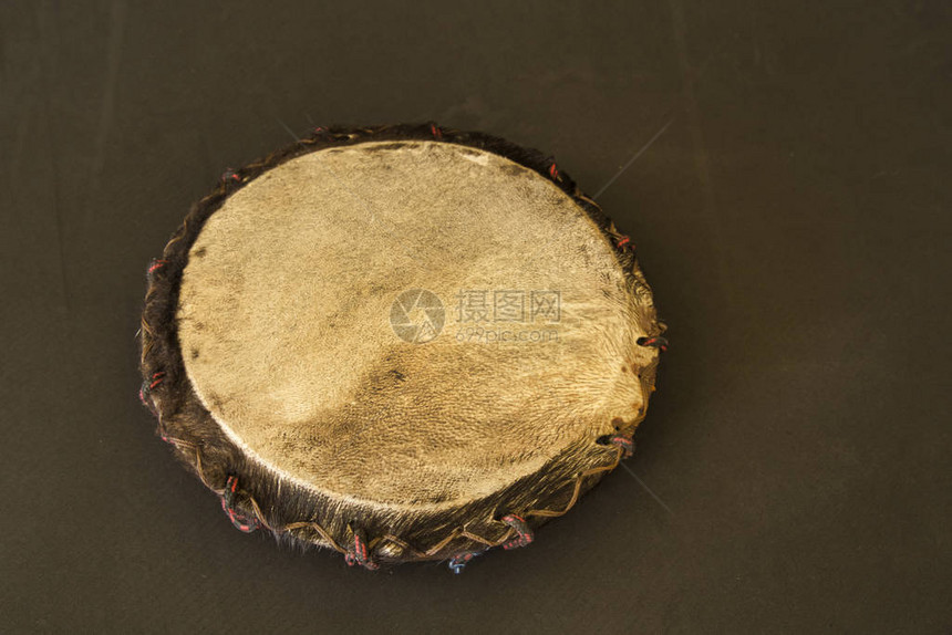 由木材和皮革制成的墨西哥前西班牙仪器鼓Huhu图片