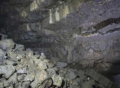 石炭系一个大型地下洞穴的内部山顶上挂背景
