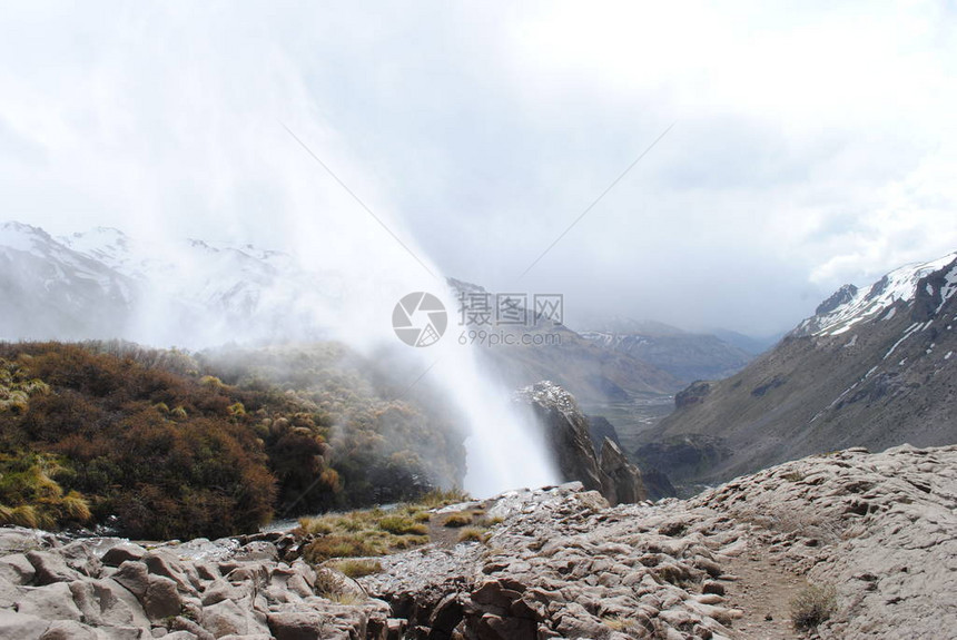 反向瀑布自然和山风景图片