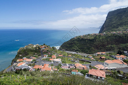 葡萄牙马德拉岛北部马德拉海岸的法亚尔景观和小镇图片
