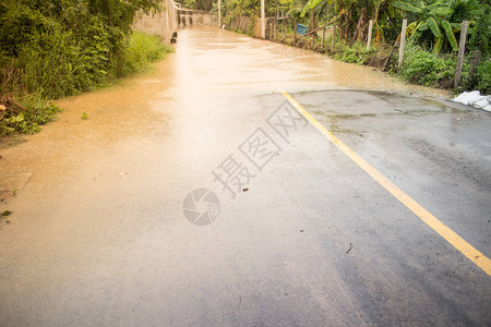 季风萧条导致柏油路上的洪水图片