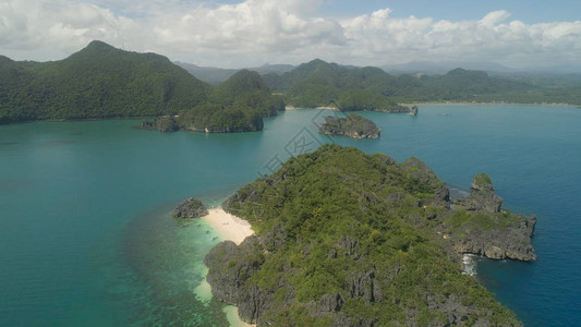 在菲律宾卡拉莫群岛的珊瑚礁之间高清图片