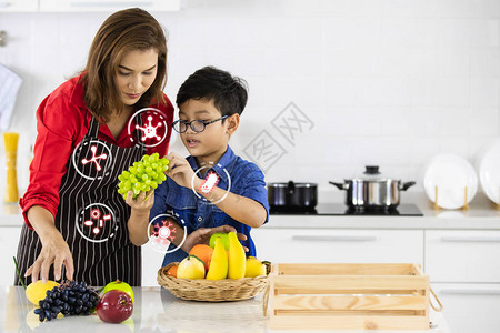 亚洲母亲和儿子在厨房的双重接触图片