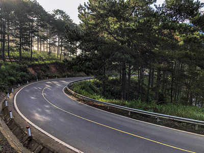 大湖的公路既阳图片