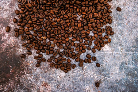 生锈的桌子上烤着棕色咖啡豆图片