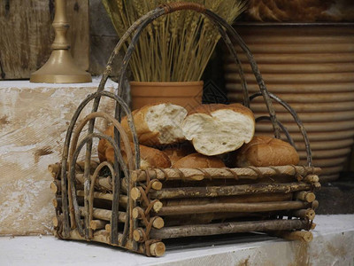 舞台布景中带面包的木托盘图片