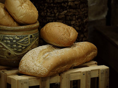 舞台布景的木箱顶上的面包和图片