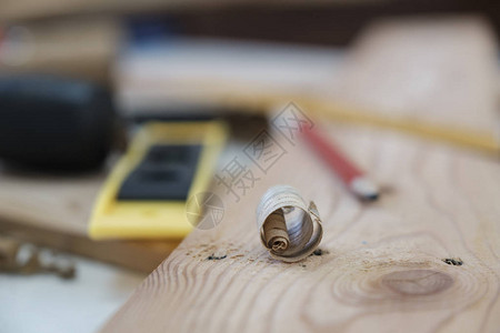 木匠工作台上木屑的特写DIY木工和图片
