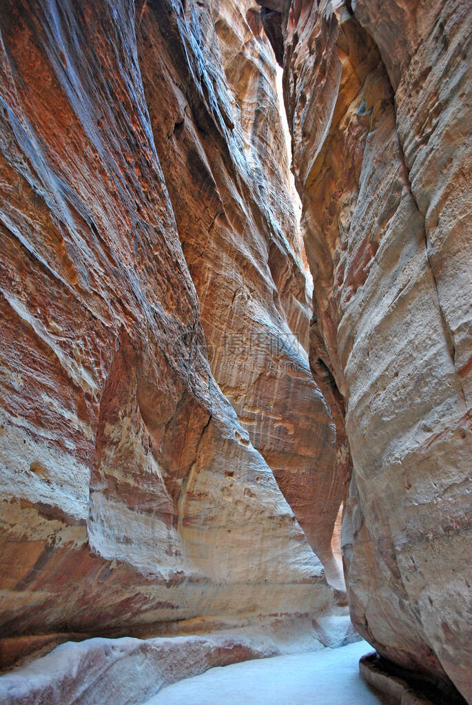 在佩特拉峡谷墙壁之间的路径图片