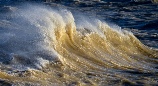 在暴风暴中以超级波浪特制的单次波浪突袭和碰背景图片