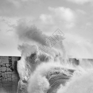 在暴风暴中以黑白两种颜色和超详细的方式爆发和碰撞单个波浪的惊人图图片