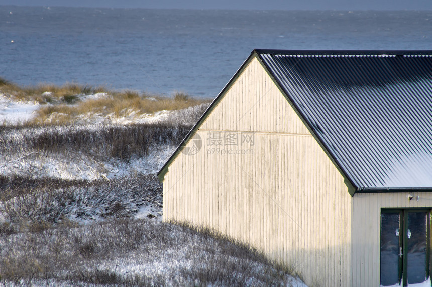 丹麦冬季北海岸沙丘的一栋房子位于图片