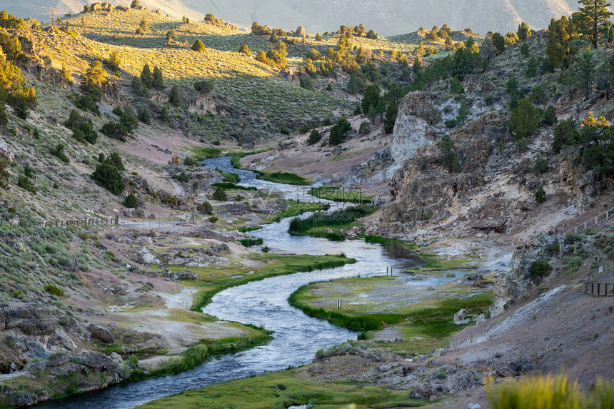 Mammoth湖HotCreek地质学家Site的日落图片