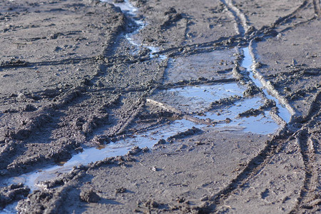 泥坑和轮胎痕迹图片