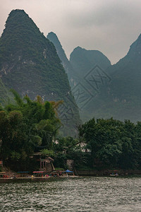 沿漓江森林喀斯特山脉的景观与沿码头的一堆小船图片