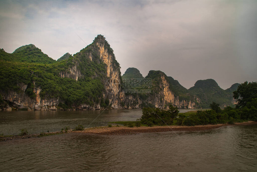 沿漓江多雨云景下的喀斯特山景观图片