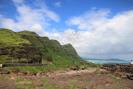 沿山坡的美丽的沿海公路俯瞰着夏威夷奥胡的兔子岛图片