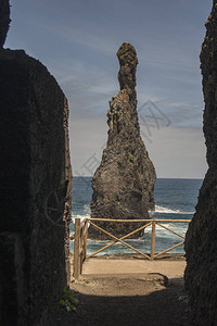 葡萄牙大西洋马德拉岛的Ribeiradajanela镇海岸图片