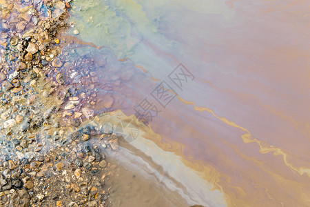 水表面污染的明亮充满活力的溢油形状的摘要多色污染物向环境释放有害化背景图片