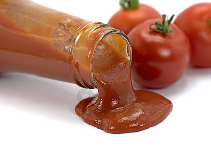 白色背景下的西红柿和番茄酱背景图片