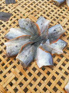 竹篮上的干鱼生食图片