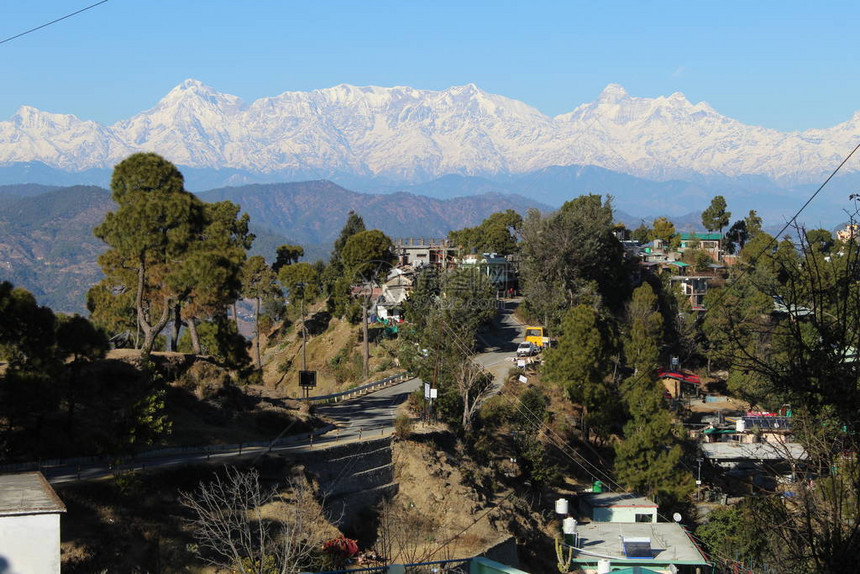 青山与雪山图片