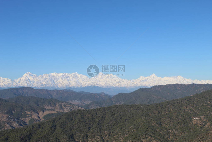 青山与雪山图片