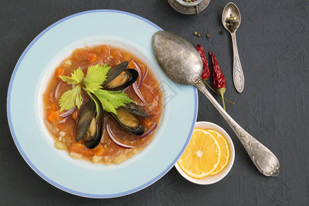 海鲜蔬菜汤传统的亚洲菜肴图片