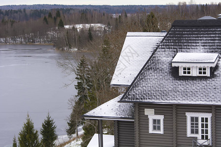 有湖和房子的冬天风景图片