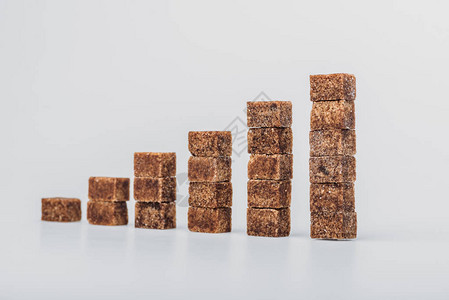 灰色背景排列的棕色糖背景图片
