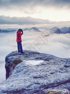 女在喜马拉雅山上观看日出迷图片