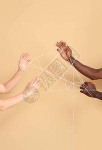 高加索女和非洲裔美洲男子的手背景图片