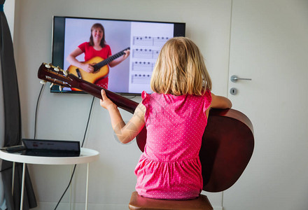 小女孩在网上有吉他课远程图片