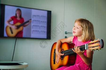 小女孩在网上有吉他课远程学习图片