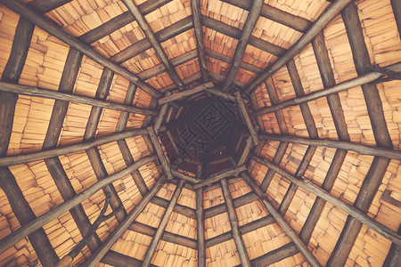 木结构木制凉亭的内部屋顶横梁旧木天花板凉亭的建筑设计和框架里面的亭图片