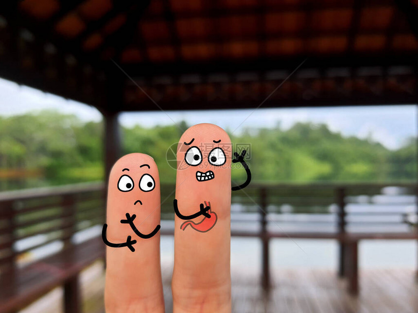 两根手指被装饰成两个人其中一根是图片