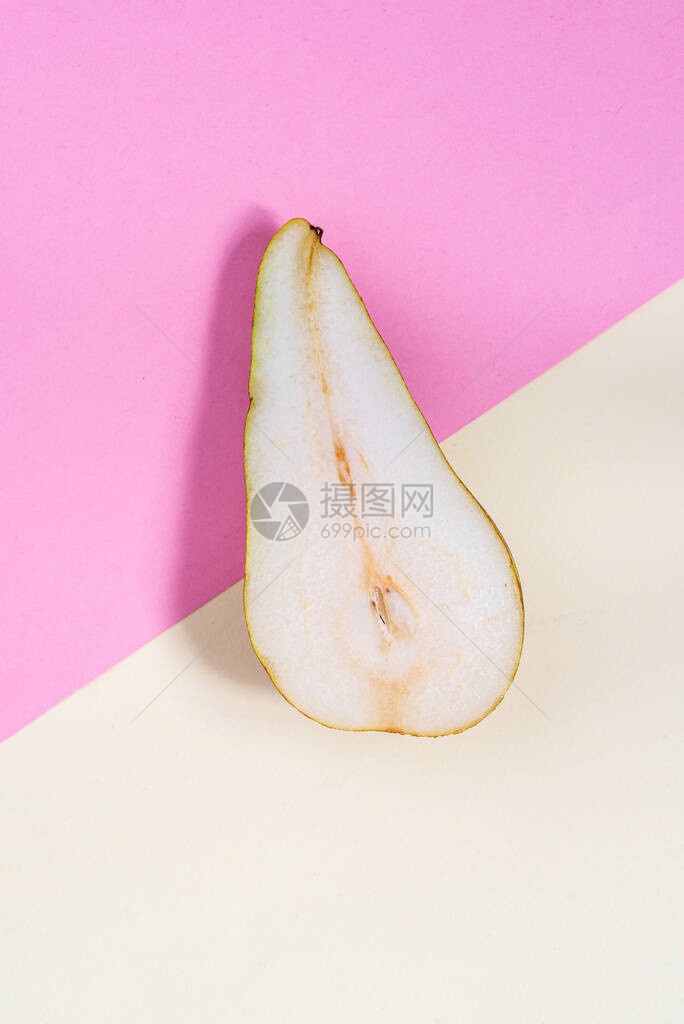 黄色和粉红色背景的健康的梨子水果切片图片