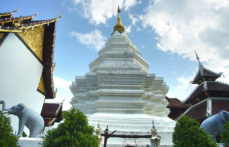 泰国清迈Watduangdee寺的雕像图片
