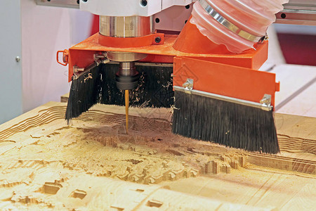 铣削一块木板在CNC坐标铣削木工机床上加工木板图片