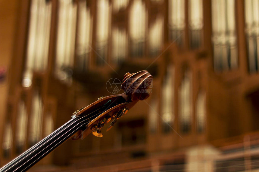 台阶上的对立点字符串仪器Violin图片