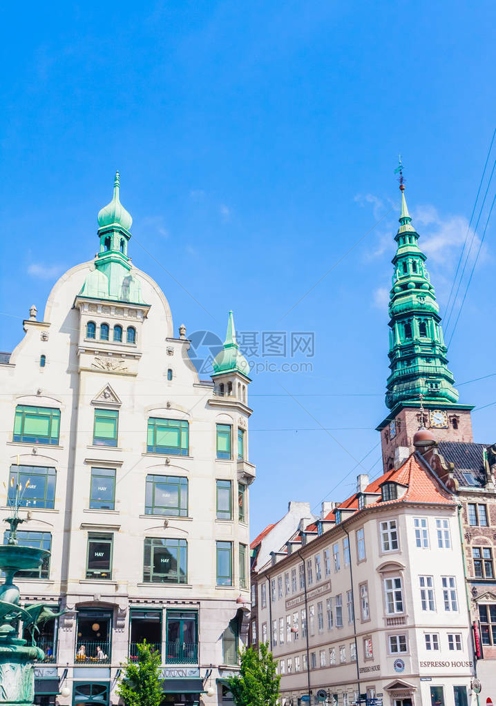 在Amadertorv广场有旧建筑和StNikolaj教堂塔的StNikolajAmaderTorv图片