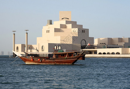 在卡塔尔多哈新建的伊斯兰艺术博物馆前背景图片