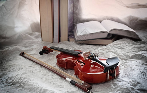 古典小提琴和弓的抽象艺术设计背景图片