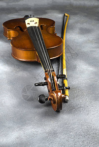 地板上的旧小提琴图片
