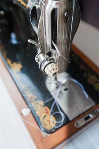 复古老式手轮缝纫机的特写视图图片