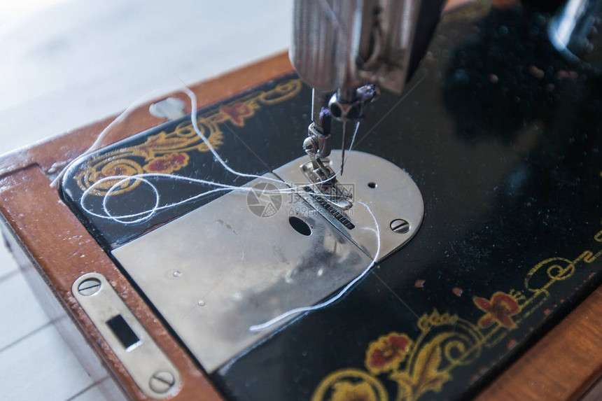 复古老式手轮缝纫机的特写视图图片