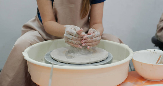 陶工在陶轮上制作陶壶图片