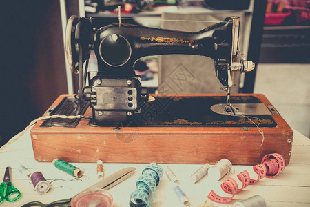 复古缝纫机在家里图片