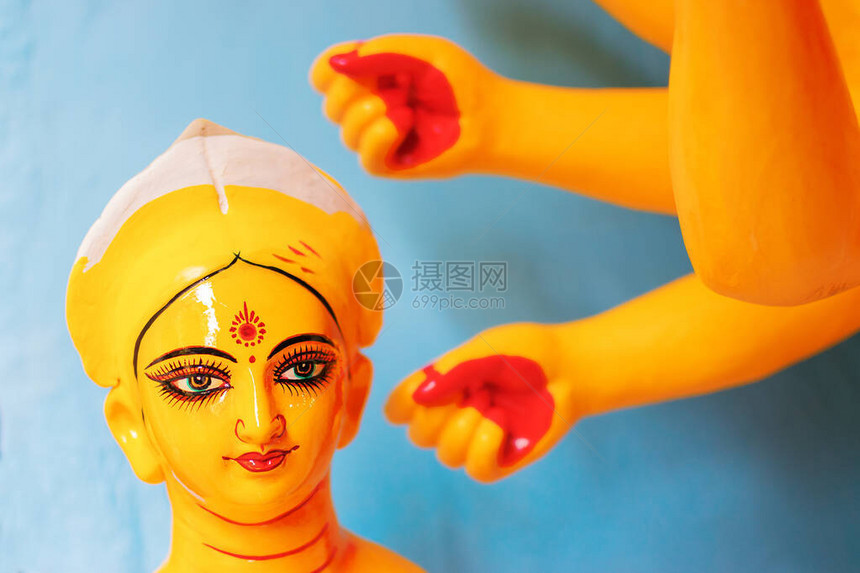 杜尔加女神的亮黄色彩绘粘土偶像图片